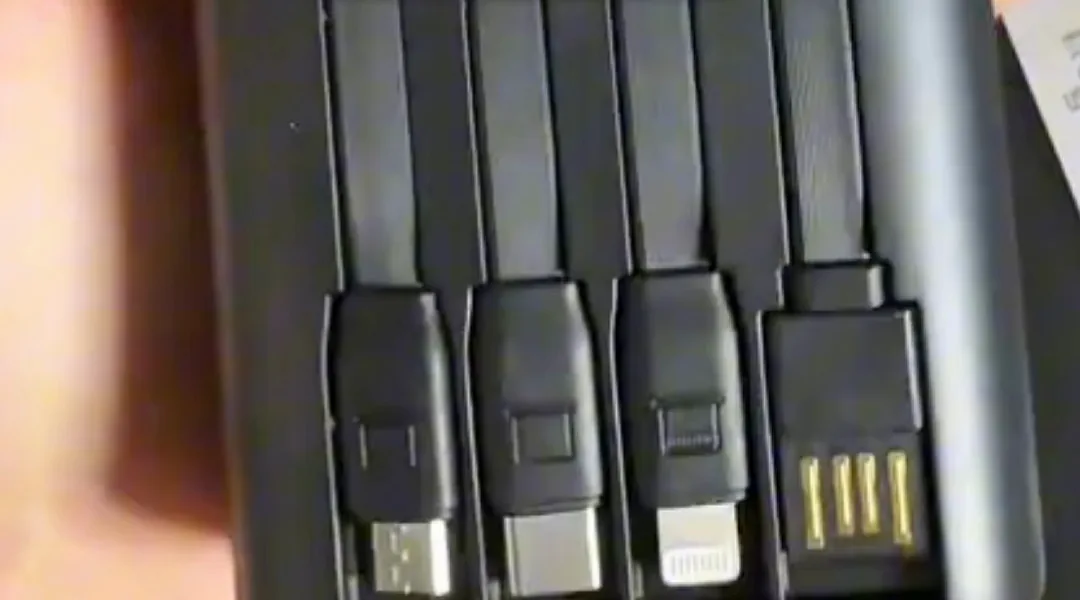 Чотири вбудовані кабелі: Micro-USB, Type-C, Lightning, USB-A