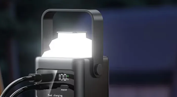 LED-лампа зверху павербанка світиться, збоку підключені кабелі